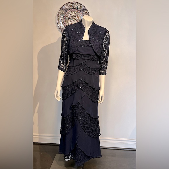 SOLD. Beautiful evening gown for mother of the bride, Laura petite. - Picture 2 of 5